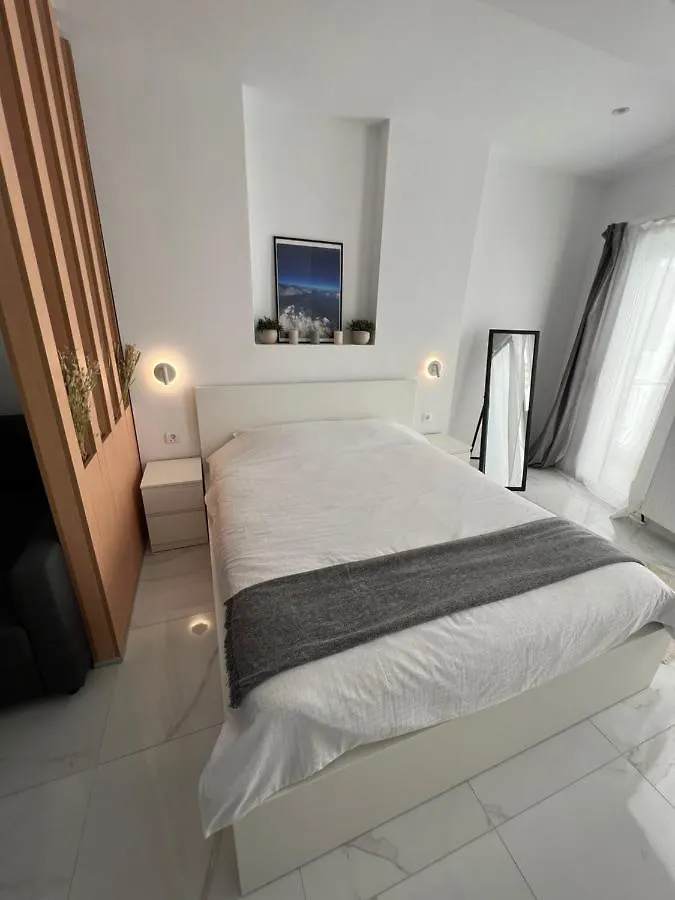 Modern 1-Bedroom Apartment In The City Center Salonicco